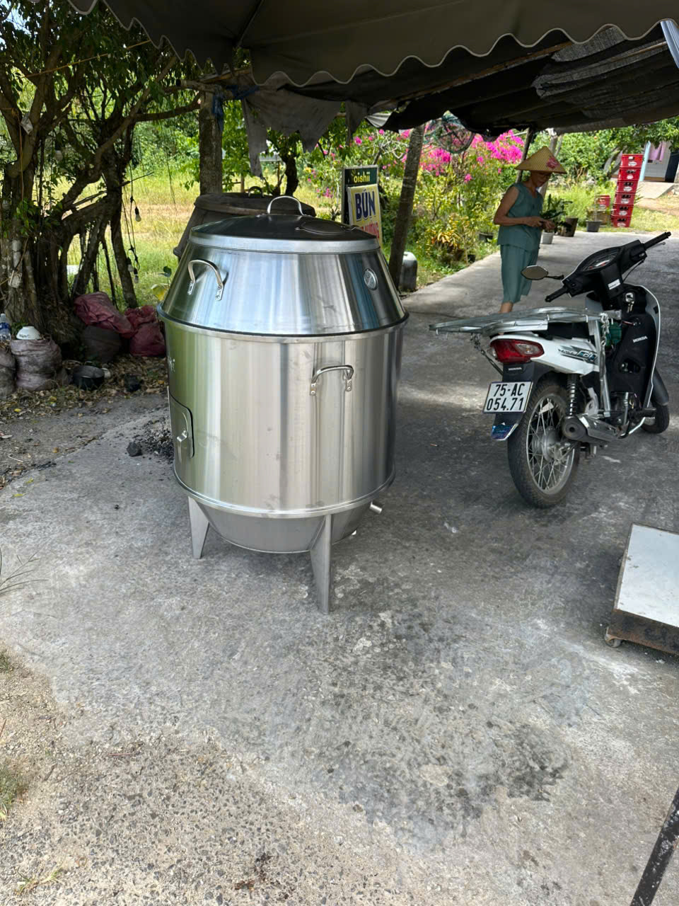Lu nướng gà vịt bằng inox đã trở thành một thiết bị không thể thiếu trong các bếp ăn công nghiệp, nhà hàng, quán ăn, và gia đình 
