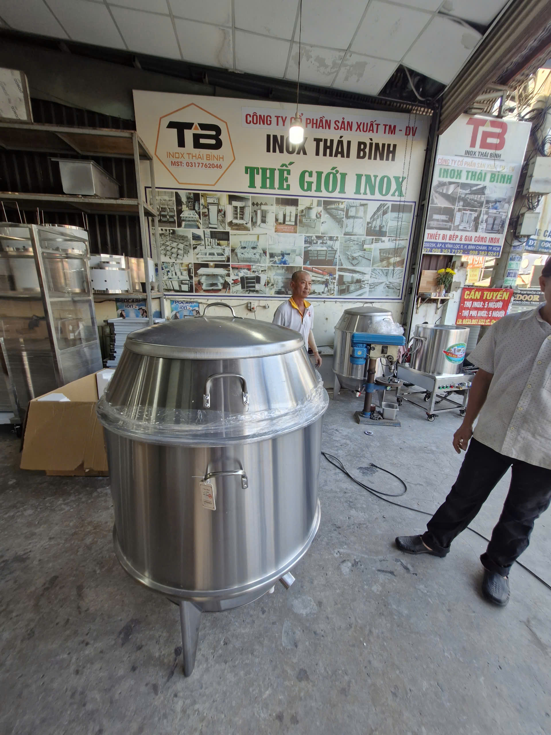 Lu nướng gà vịt bằng inox đã trở thành một thiết bị không thể thiếu trong các bếp ăn công nghiệp, nhà hàng, quán ăn, và gia đình 