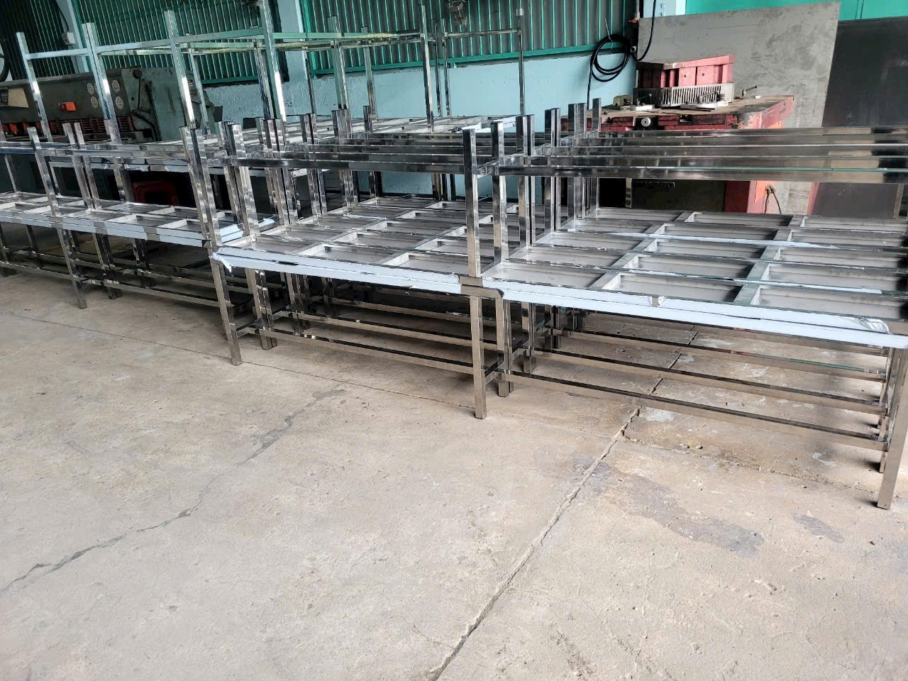 Gia Công Bàn Ăn Công Nghiệp Theo Yêu Cầu | Xưởng Sản Xuất Uy Tín